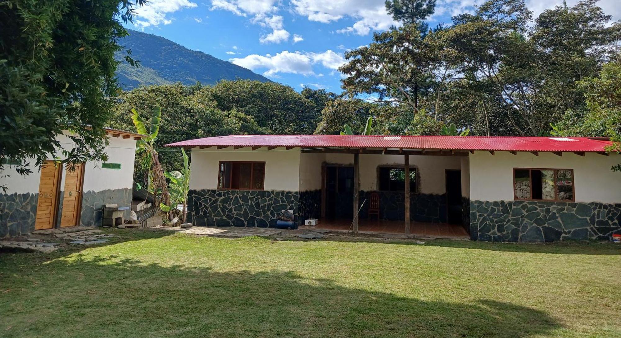 Lia B&B Lucmabamba Sahuayaco Екстериор снимка