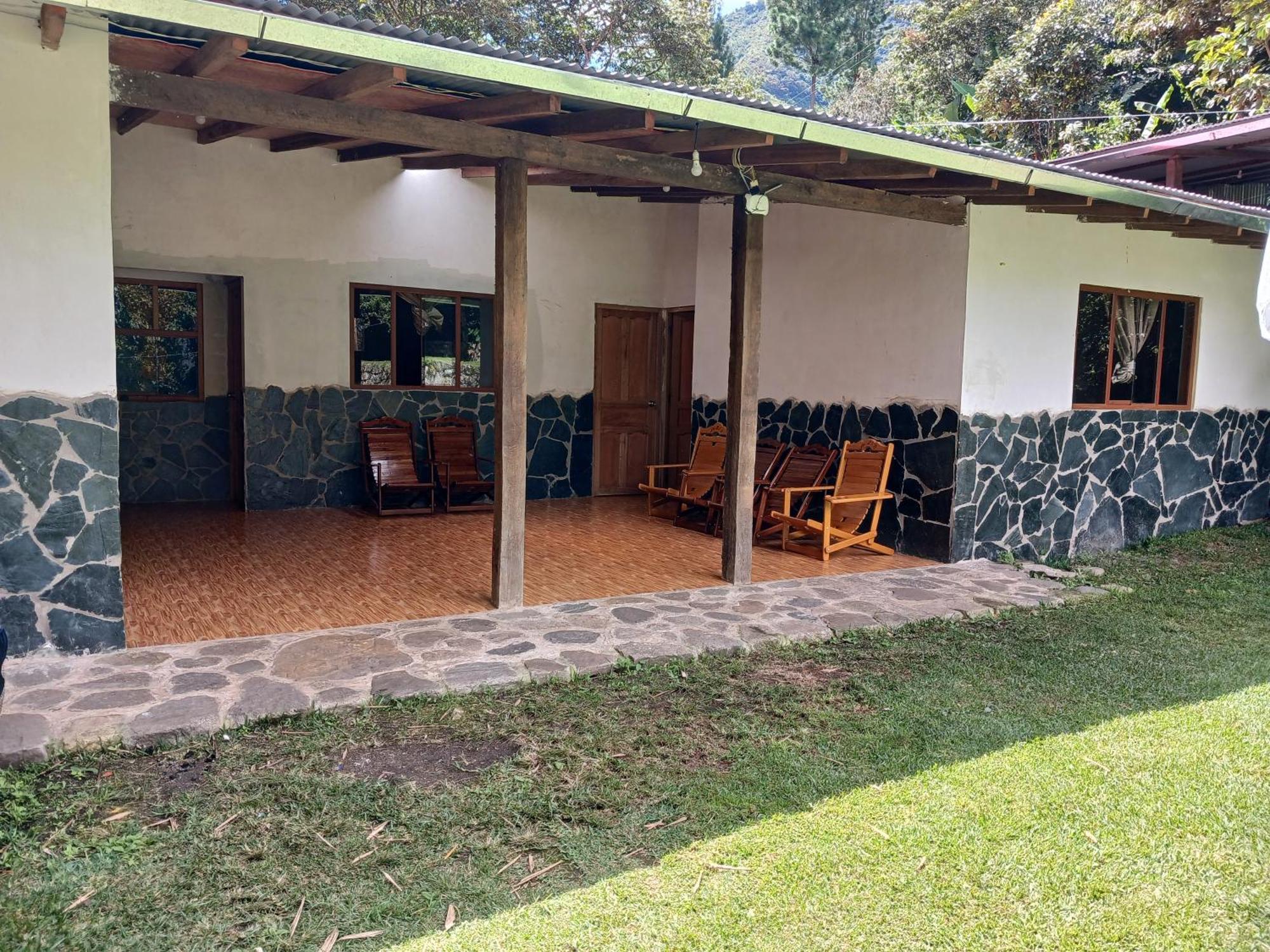 Lia B&B Lucmabamba Sahuayaco Екстериор снимка